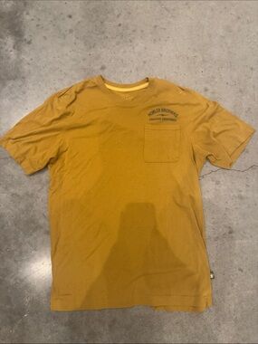 Howler Brothers Creative Creatures Trout Pocket Tee Men’s Medium Mustard Gold